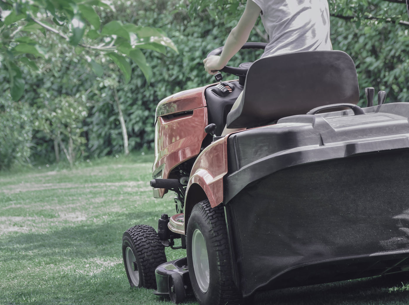 Makineyle çim bakım uygulaması